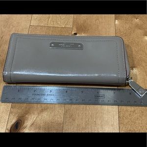 Tumi Women’s Gray Leather Wallet - MINT Condition